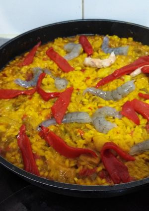 Una foto de Paella con costillas de cerdo y gambas