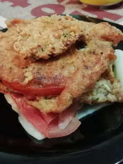 Una foto de Tomate frito con jamón y queso