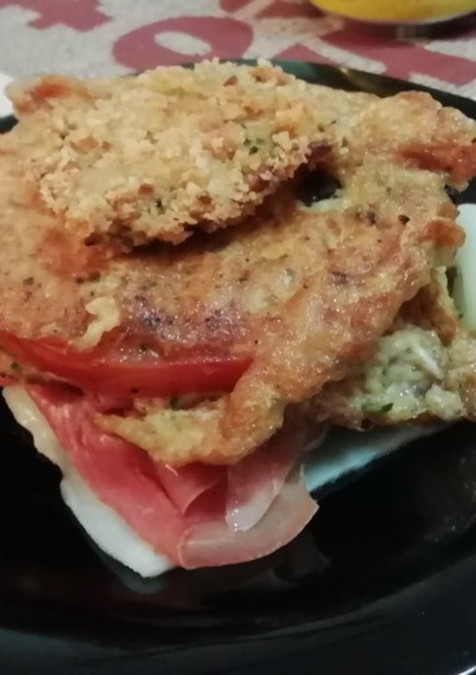 Una foto de Tomate frito con jamón y queso