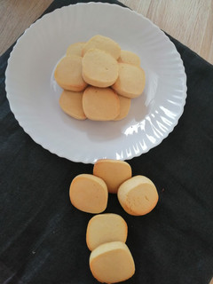 कस्टर्ड कुकीज (custard cookies recipe in hindi) रेसिपी मुख्य फोटो