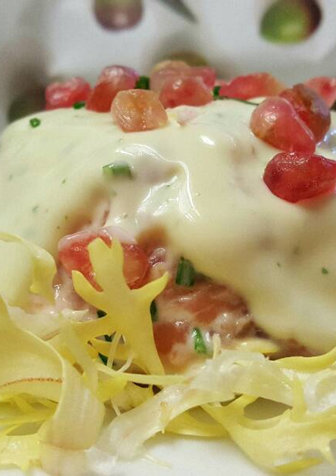 Una foto de Ensalada de salmón con escarola