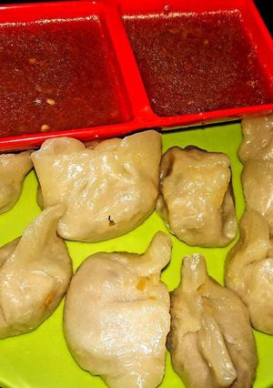 मिक्स वेज स्टफ्ड मोमोस चटपटी टमाटर की चटनी के साथ रेसिपी मुख्य फोटो