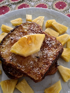 Una foto de Pan francés con piña y coco