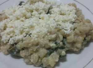 Una foto de Ensalada de cebada perlada, caliente y cremosa