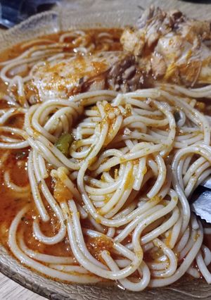 Una foto de Fideos Largos con tuco y pollo