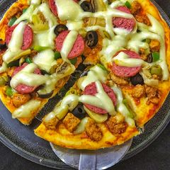 A picture of Chicken fajita pizza 🍕.