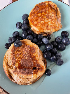 Una foto de Mini hot cakes integrales y con alulosa 🩷