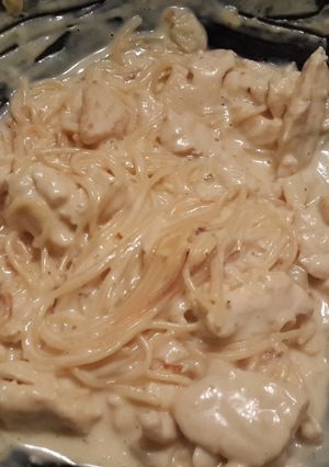 A picture of All in a pan Chicken Alfredo Pasta.