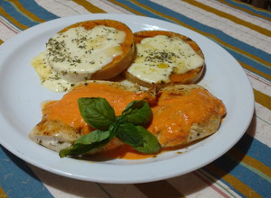 Una foto de Pechugas de pollo con crema de morrón y calabacín con queso