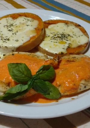 Una foto de Pechugas de pollo con crema de morrón y calabacín con queso