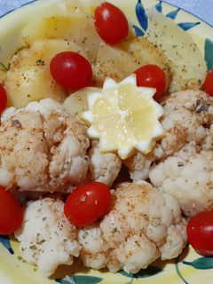 Una foto de Coliflor con patatas hervidas y vinagreta