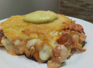 Una foto de Arepa rellena de salchicha, pimentón, cebolla y queso🥯🌭🧀