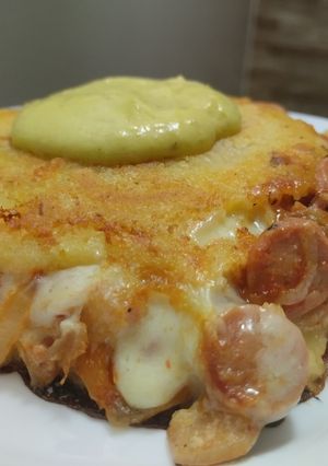Una foto de Arepa rellena de salchicha, pimentón, cebolla y queso🥯🌭🧀