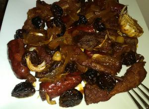 Una foto de Costilla, chorizo con ciruela y miel...🍴