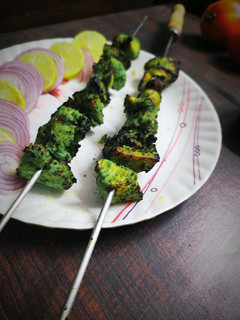 चिकन पहाडी कबाब (chicken phadi kabab recipe in marathi) रेसिपी चे मुख्य फोटो