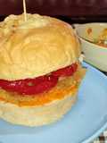 Sandwich de milanesa de berenjena en pan de papa con salsa de zanahoria 🍆🥕🍅🥔