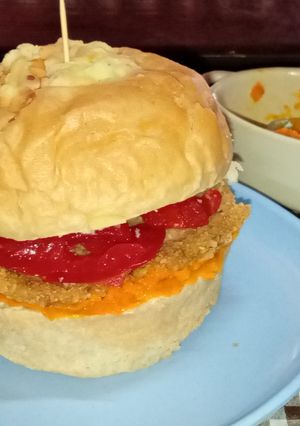 Una foto de Sandwich de milanesa de berenjena en pan de papa con salsa de zanahoria 🍆🥕🍅🥔