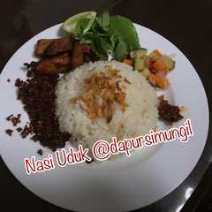 A picture of Nasi Uduk Rice Cooker Simple.