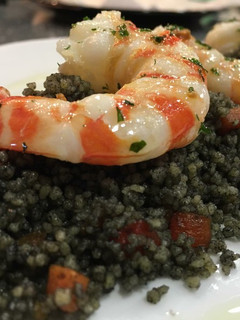 Una foto de Cuscús negro con langostinos