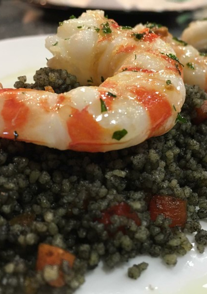 Una foto de Cuscús negro con langostinos