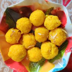 A picture of Coconut ladoos.
