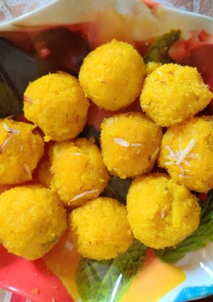 A picture of Coconut ladoos.