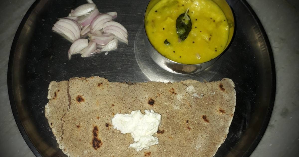 पिठलं भाकरी (pithla Bhakri Recipe In Marathi) रेसिपी Prachi Phadke ...