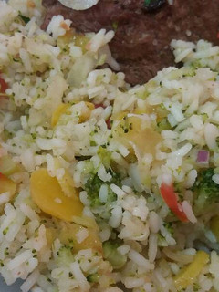 Una foto de Arroz de brócoli con ensalada de melloco