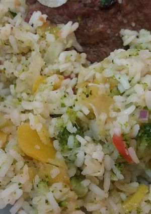 Una foto de Arroz de brócoli con ensalada de melloco