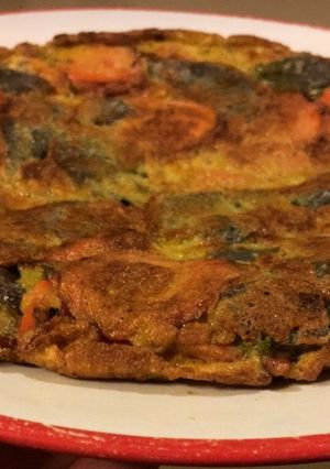 Una foto de Tortilla de papa azul + zanahoria + puerro