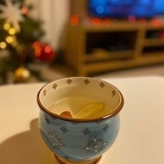 A picture of Fresh ginger and cinnamon tea.
