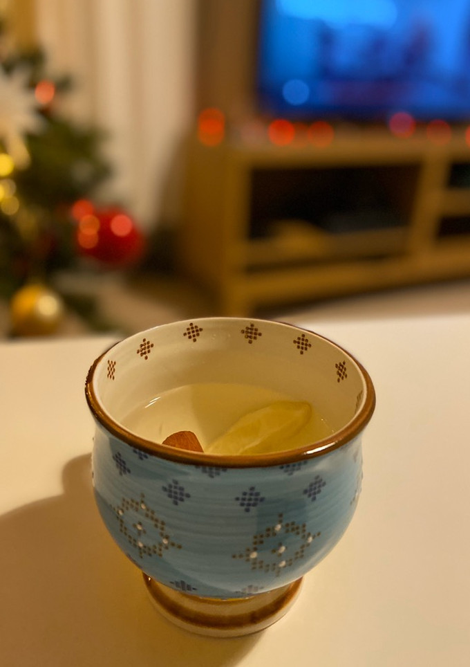 A picture of Fresh ginger and cinnamon tea.