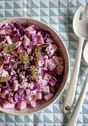 Una foto de Ensalada Waldorf con Remolacha y Uvas