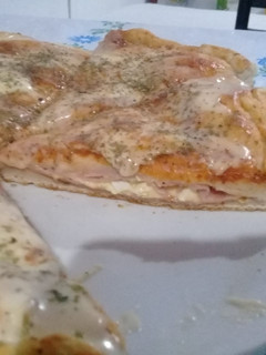 Una foto de Pizza rellena fácil de jamón queso y huevo🍕