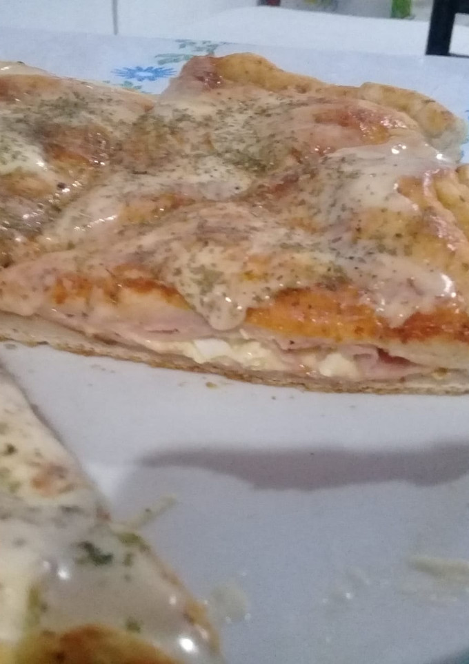 Una foto de Pizza rellena fácil de jamón queso y huevo🍕
