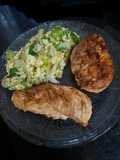 Churrasquitos de pollo y revuelto de zapallitos