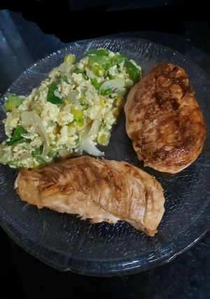 Una foto de Churrasquitos de pollo y revuelto de zapallitos