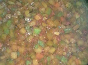 Una foto de Chayotes condimentados, con chorizo