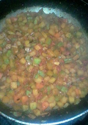 Una foto de Chayotes condimentados, con chorizo