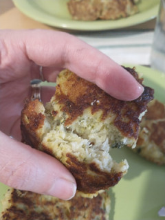 Una foto de Croquetas chatas de brócoli 🥦, papa🥔 y queso 🧀 sin tacc