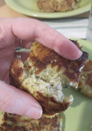 Una foto de Croquetas chatas de brócoli 🥦, papa🥔 y queso 🧀 sin tacc