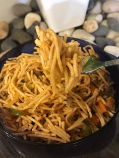 વેજ હક્કા નૂડલ્સ (Veg Hakka Noodles Recipe In Gujarati) રેસીપી મુખ્ય ફોટો