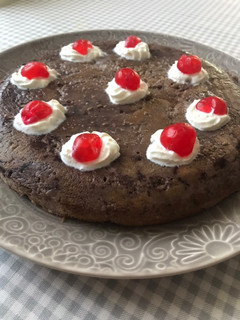 Una foto de Budín de bizcocho con sirope de chocolate 🍫