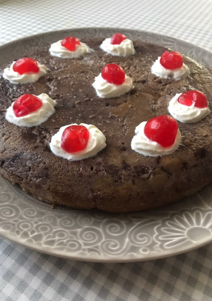 Una foto de Budín de bizcocho con sirope de chocolate 🍫