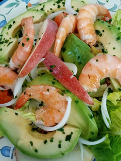 Una foto de Ensalada con langostinos al curry