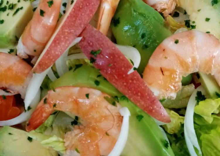 Ensalada con langostinos al curry