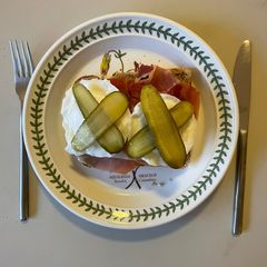 A picture of Un mélange sur du pain grillé - or, Stuff on Toast.