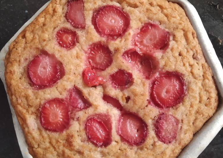 Fresh strawberries topped cake eggless