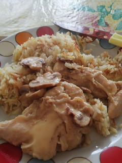 Una foto de Filetito de pollo a la mantequilla c/champiñones y arroz árabe