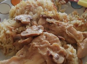 Una foto de Filetito de pollo a la mantequilla c/champiñones y arroz árabe